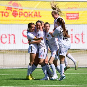 St. Paulis Frauen feiern den Gewinn des Hamburger Pokals.