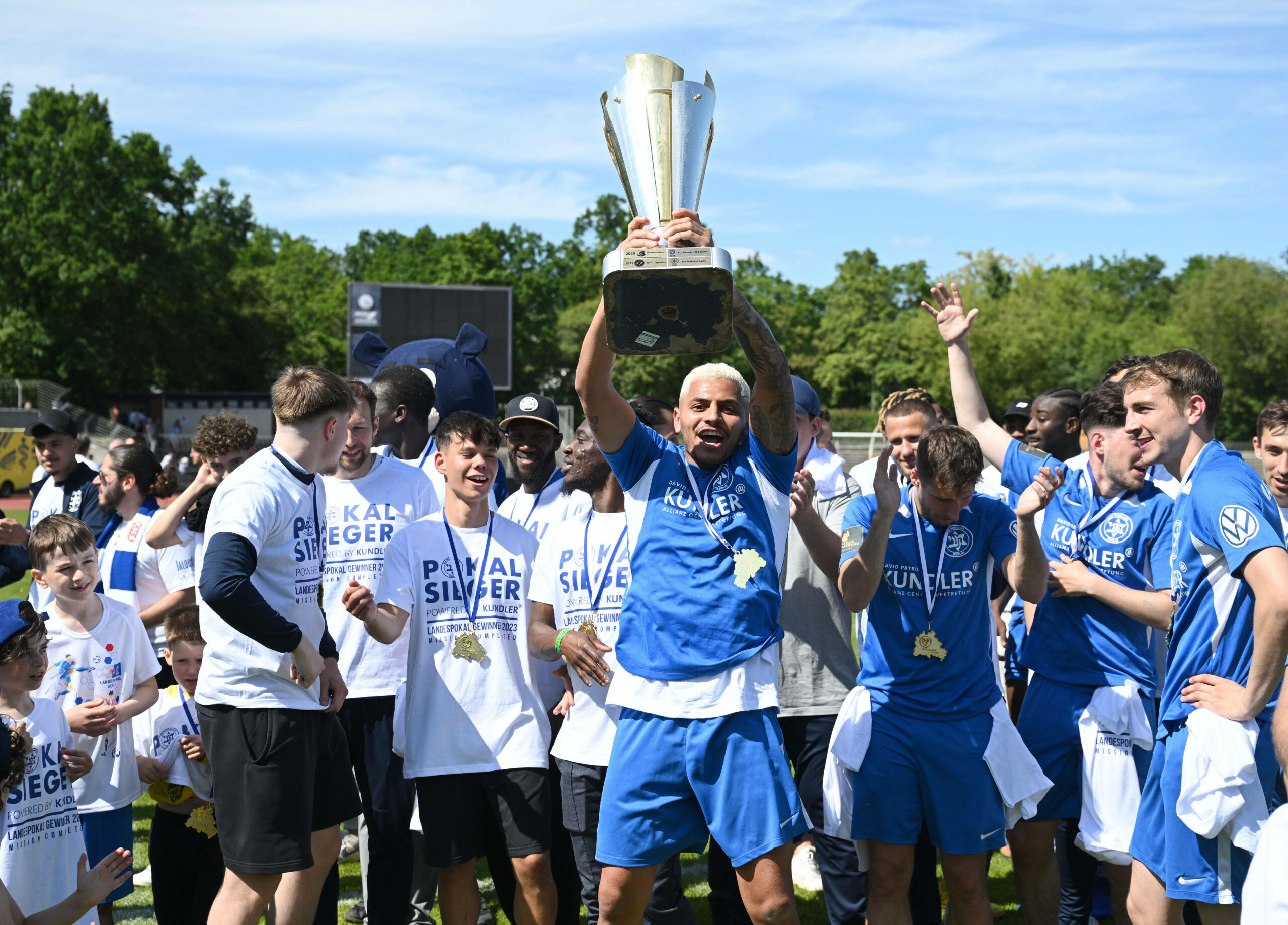 Die Spieler von TuS Makkabi Berlin strecken den Pokal in die Höhe nachdem sie das Berliner Landespokal-Finale gegen Sparta Lichtenberg gewannen
