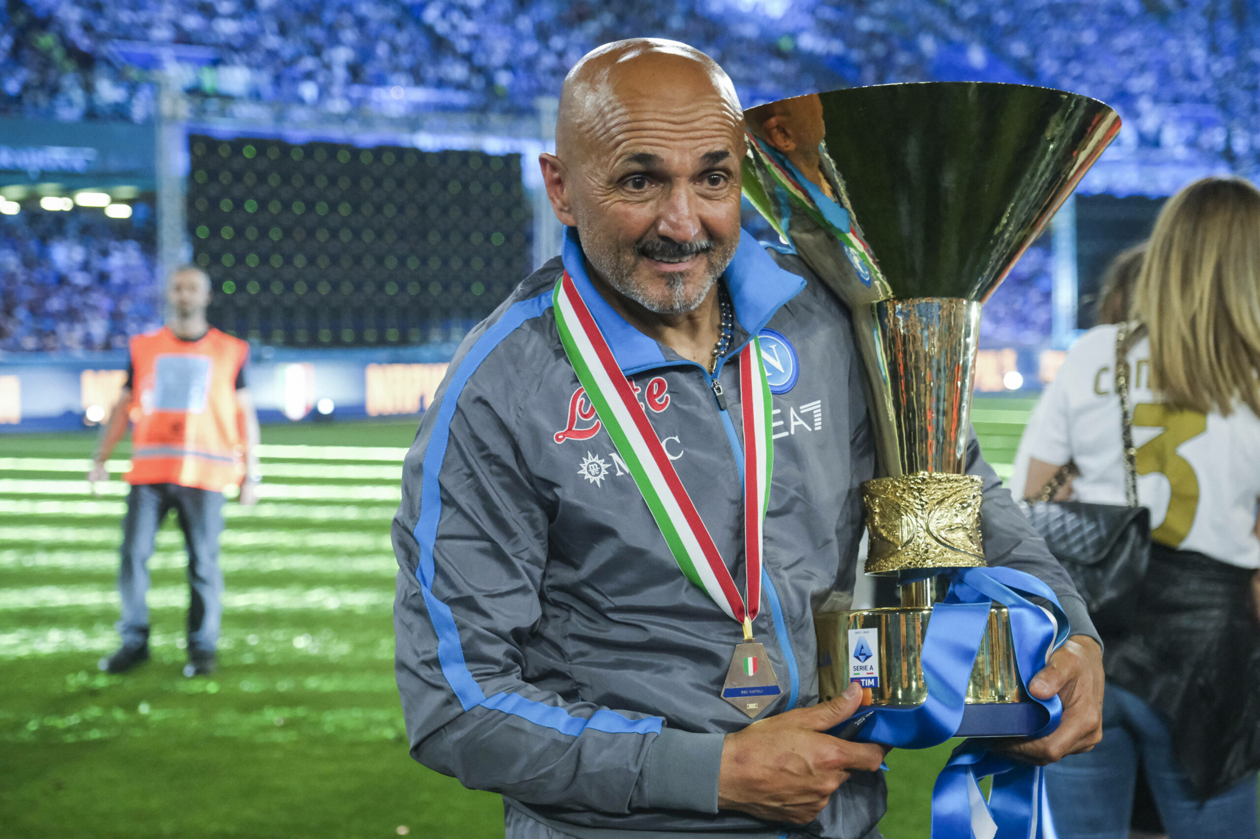 Napoli-Trainer Luciano Spalletti trägt den Pokal nach der gewonnen Meisterschaft