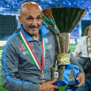 Napoli-Trainer Luciano Spalletti trägt den Pokal nach der gewonnen Meisterschaft
