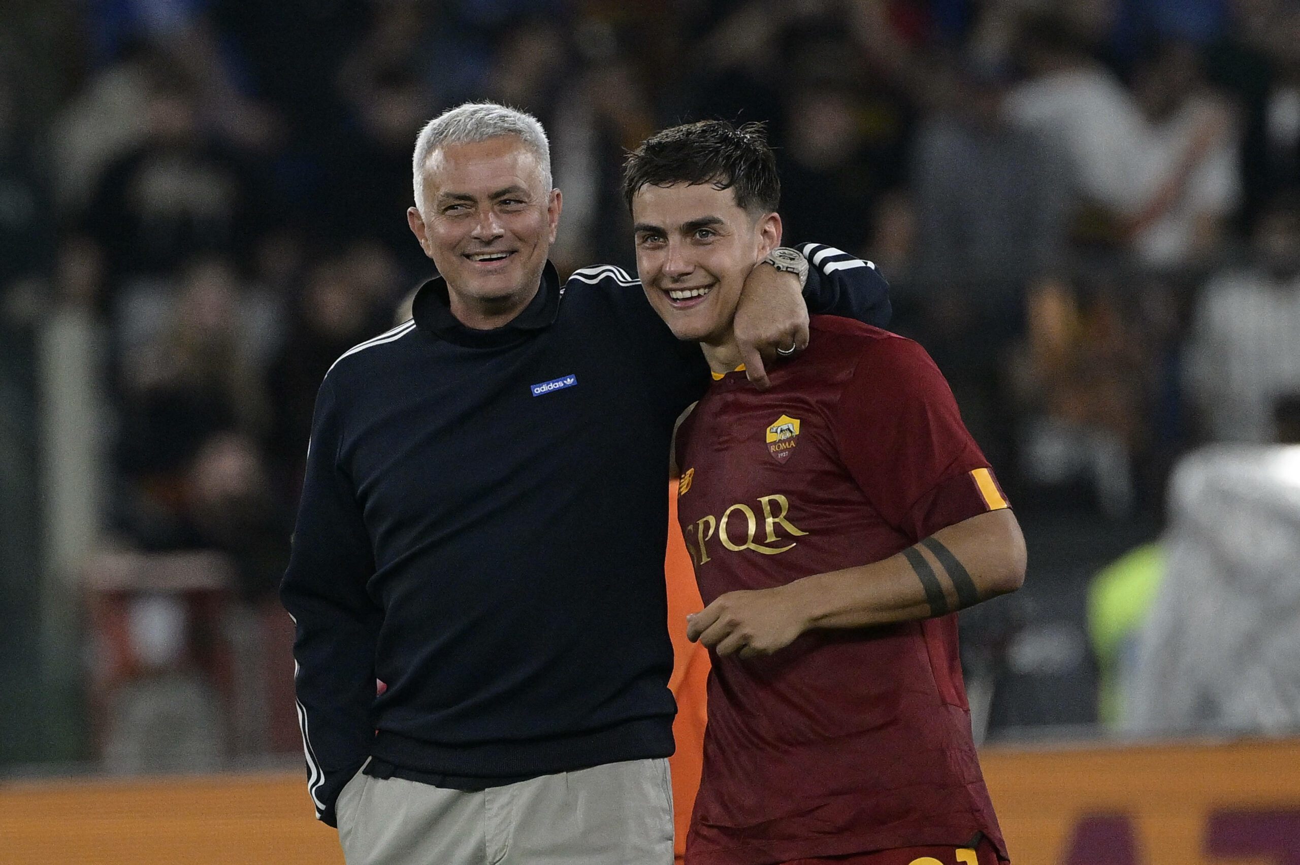 Jose Mourinho (links) Trainer des AS Rom umarmt seinen Spieler Paulo Dybala nach dem Ligaspiel gegen Spezialisierte Calcio