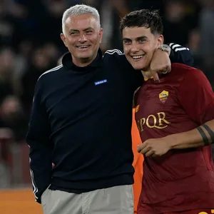Jose Mourinho (links) Trainer des AS Rom umarmt seinen Spieler Paulo Dybala nach dem Ligaspiel gegen Spezialisierte Calcio
