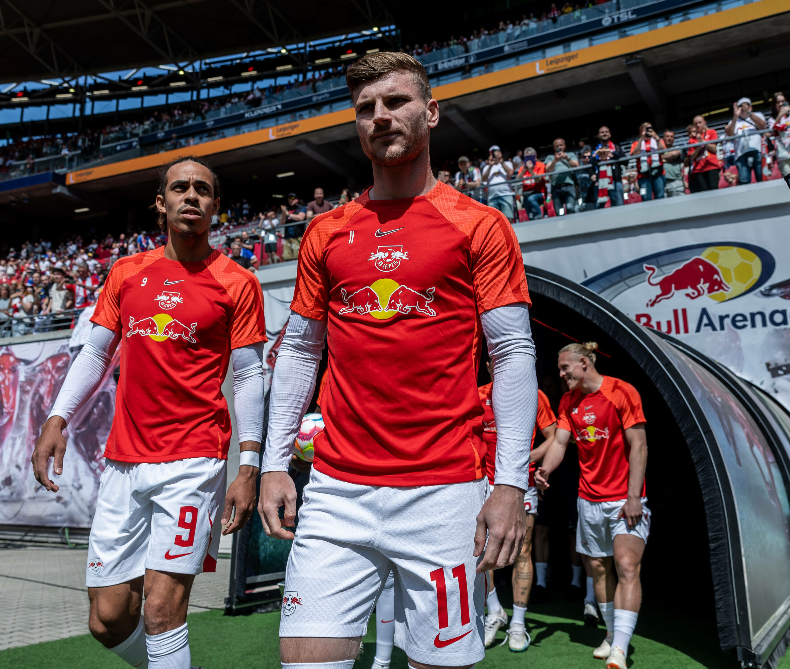 Yussuf Poulsen und Timo Werner vor einem Bundesligaspiel