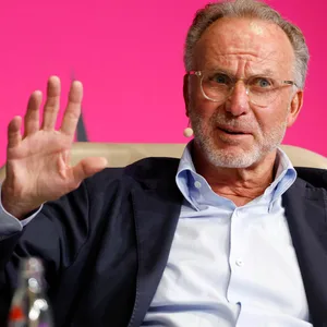 Karl-Heinz Rummenigge findet die Aufregung über den Kuss-Skandal übertrieben.