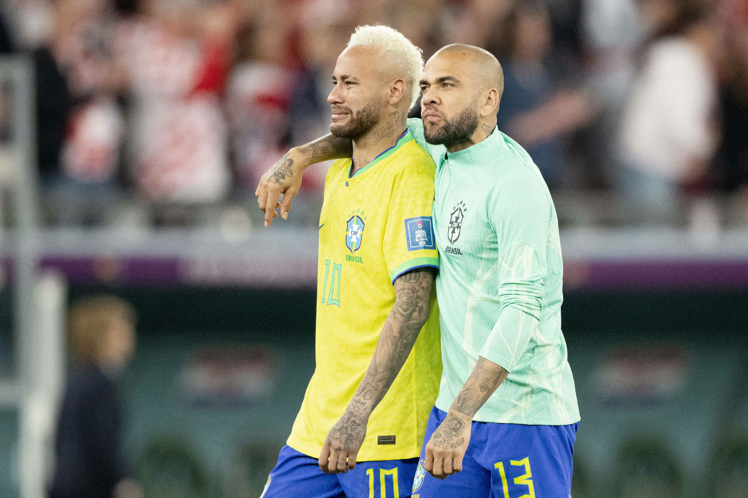 Dani Alves tröstet Neymar Jr nach dem Ausscheiden bei der WM.