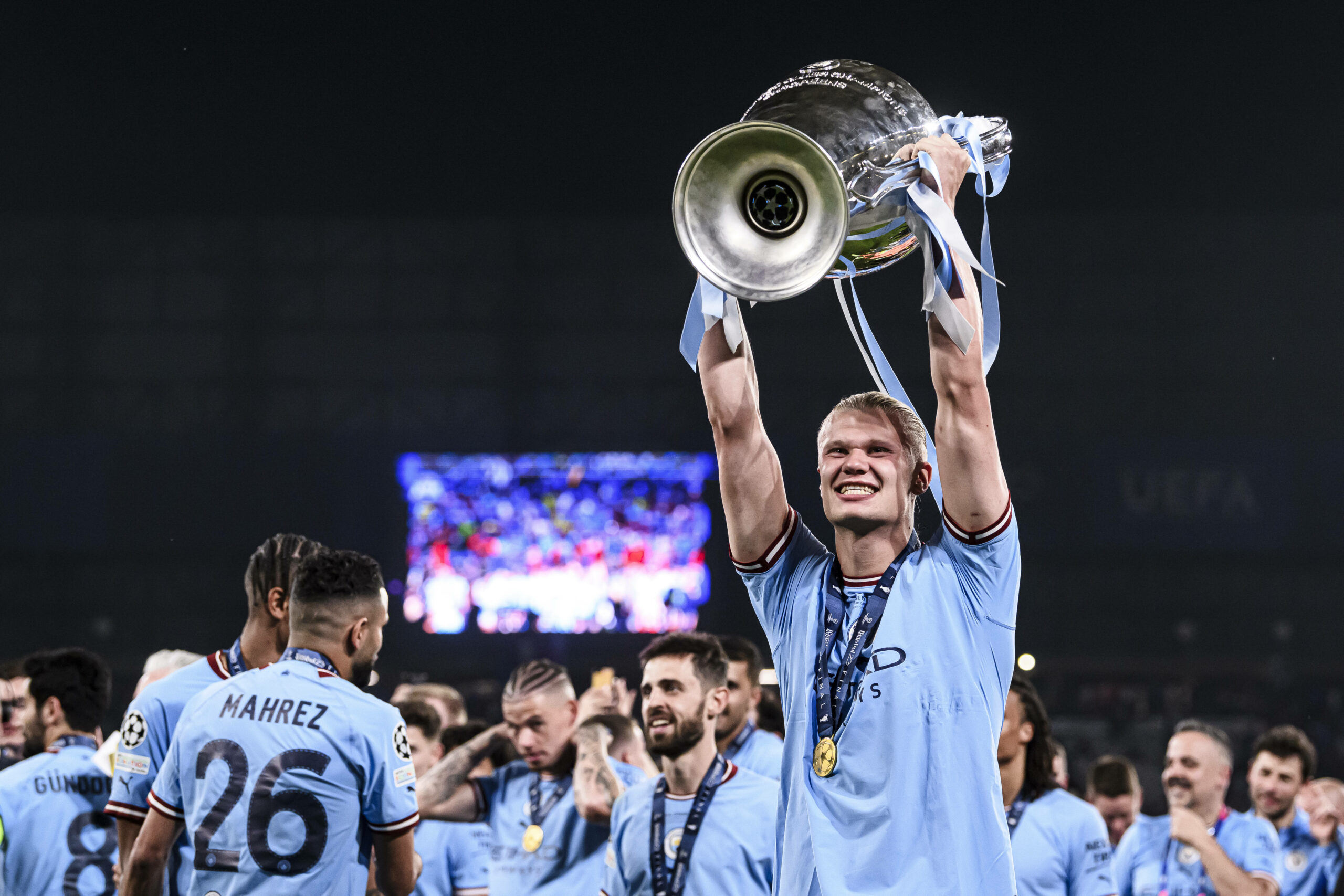 Erling Haaland feiert den Gewinn der Champions League