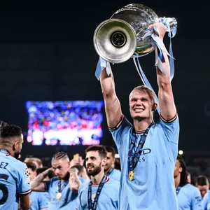 Erling Haaland feiert den Gewinn der Champions League