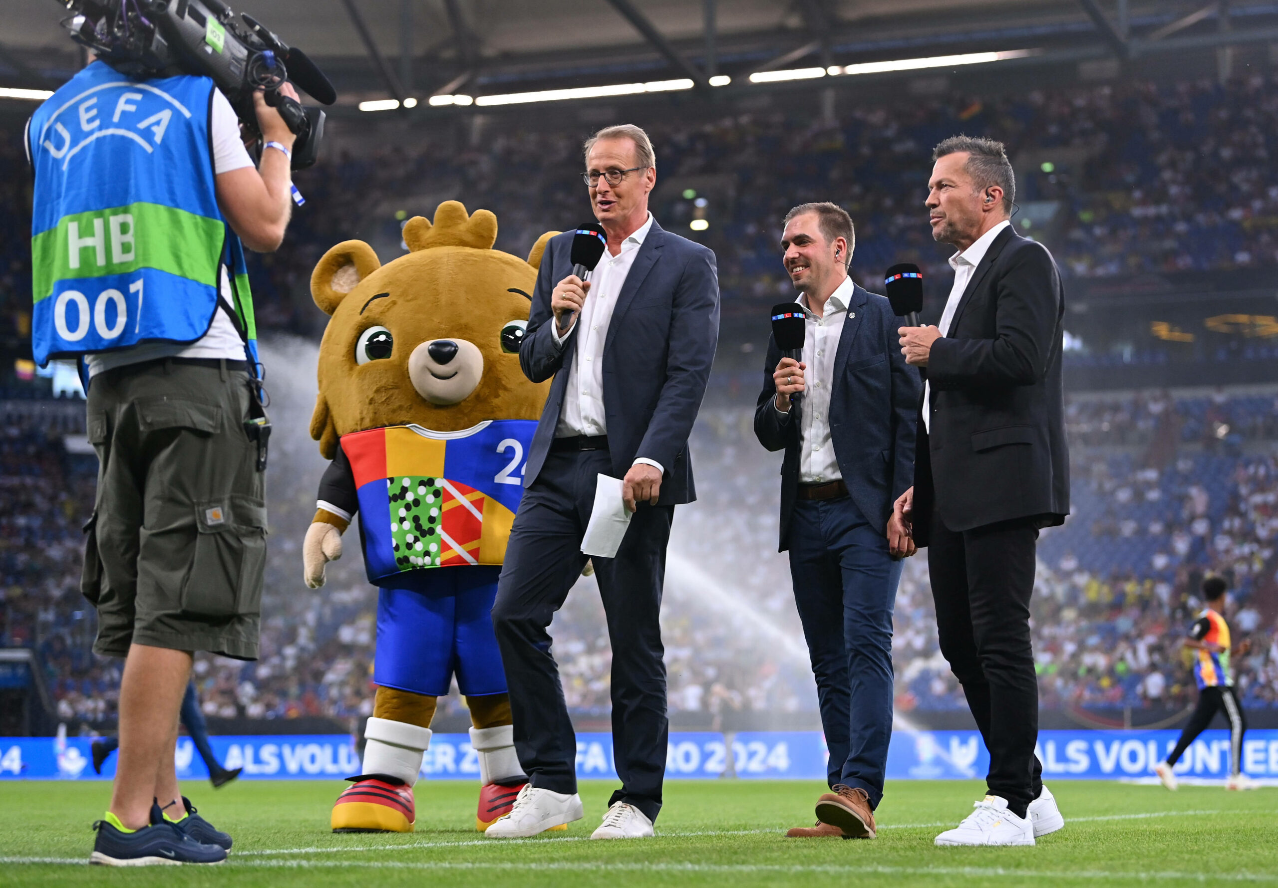 Moderator Florian König (links) stellt zusammen mit Philipp Lahm und Lothar Matthäus das Maskottchen für die EM 2024 vor