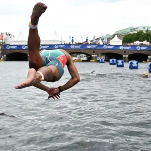 Ein Triathlon-Athlet springt in die Alster