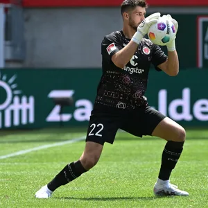 St. Paulis Nikola Vasilj hält den Ball fest