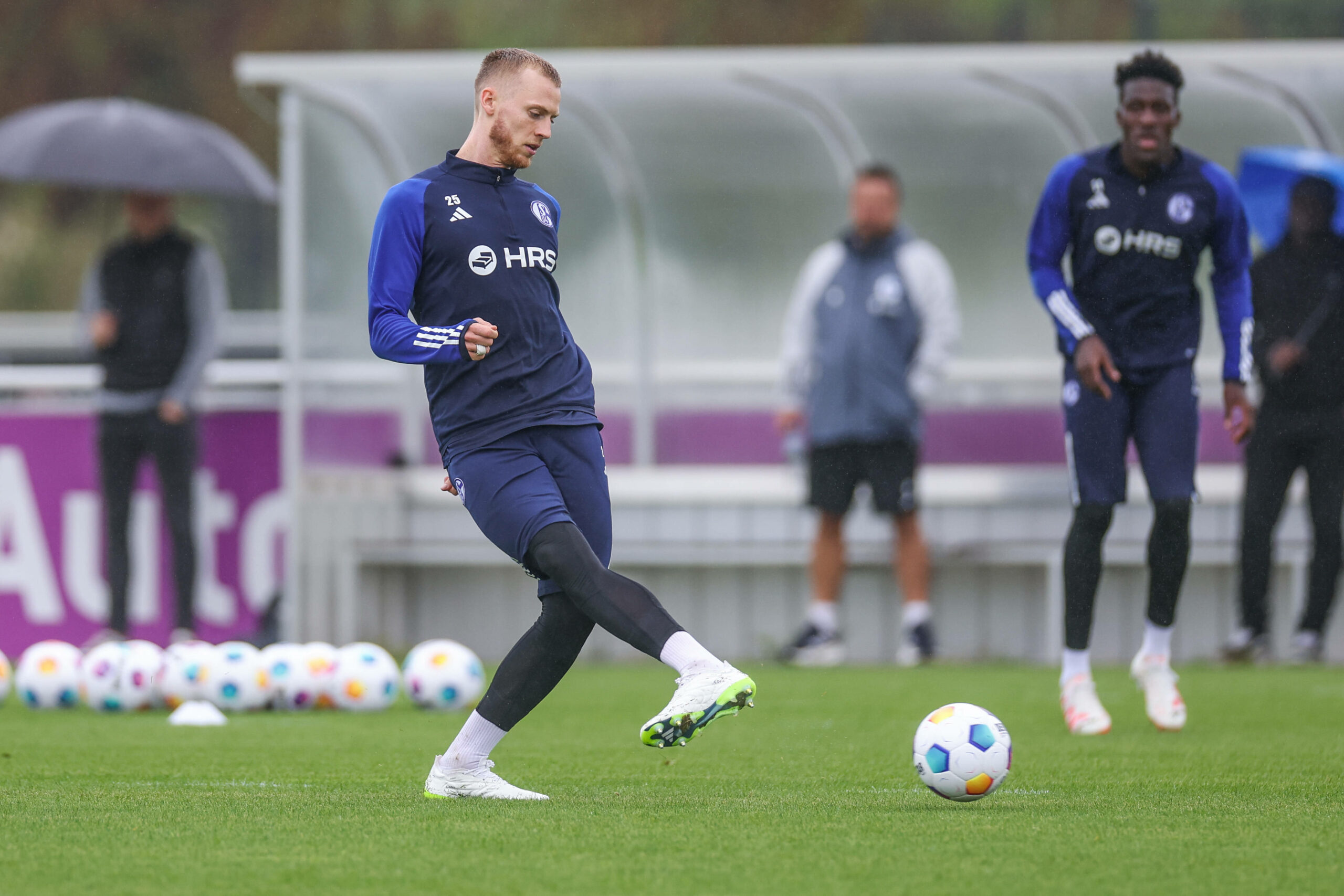 Schalke-Profi Timo Baumgartl passt im Training den Ball