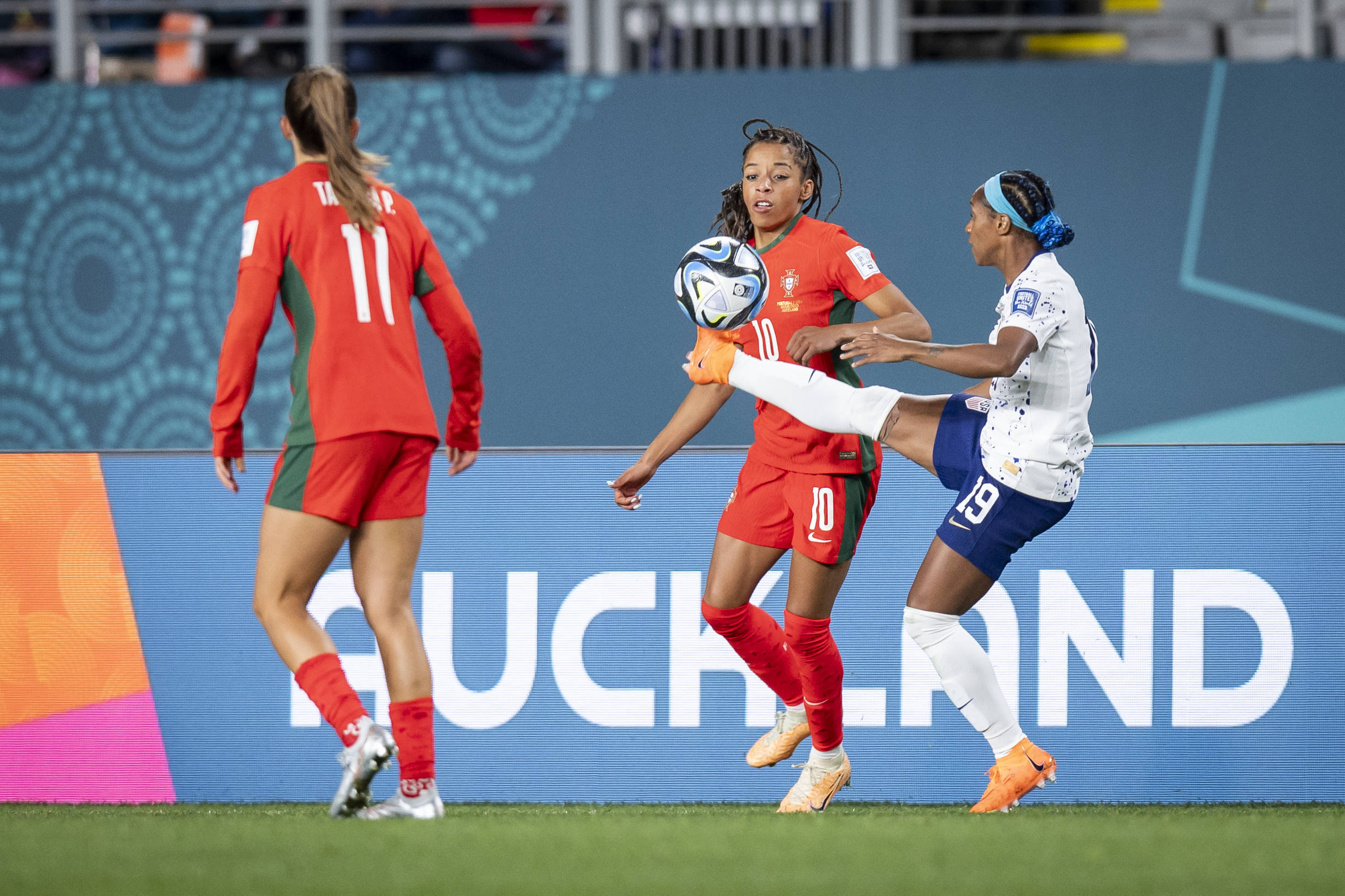 Portugals Jessica Silva im Zweikampf mit Crystal Dunn