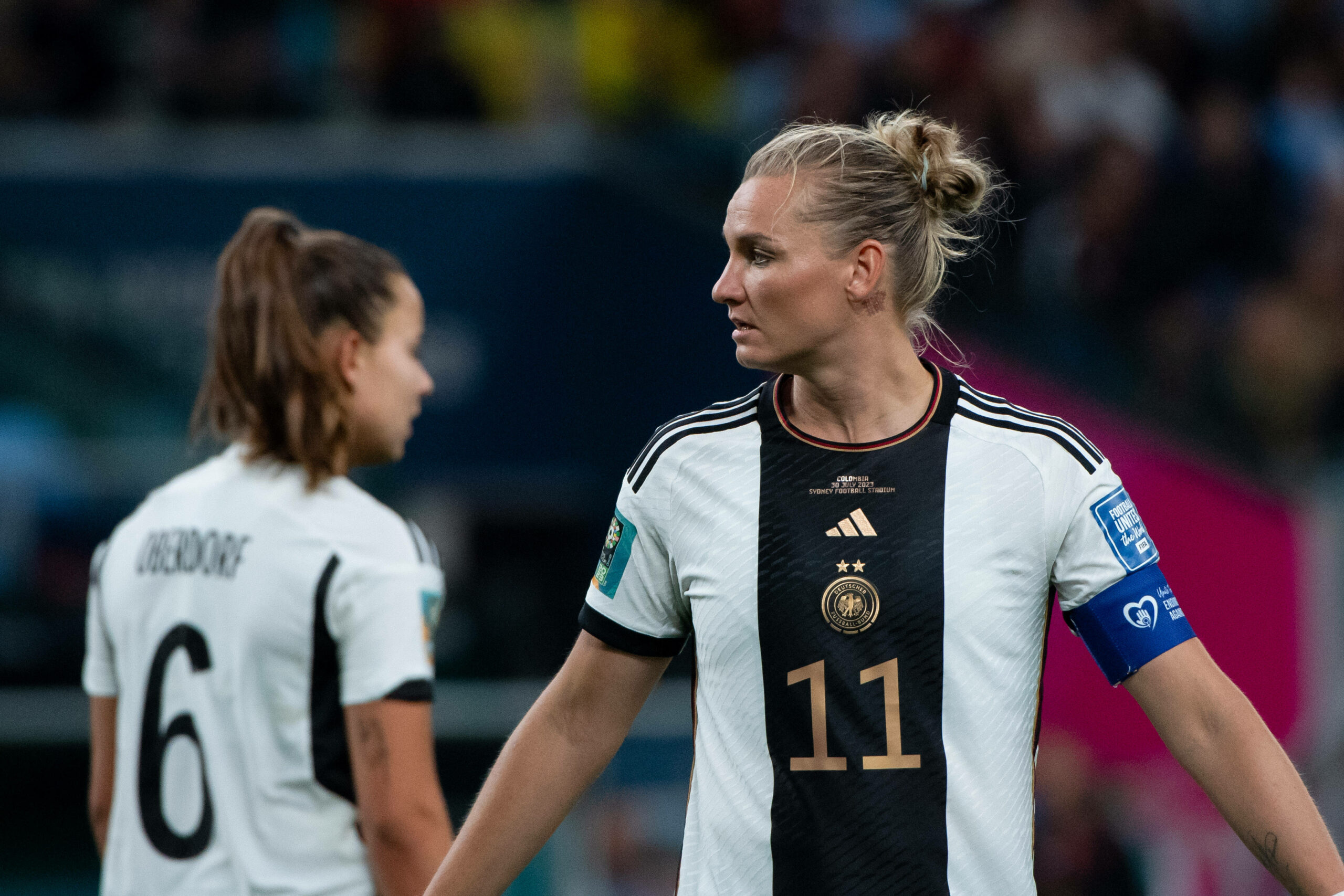 Alexandra Popp im Vordergrund und im Hintergrund Lena Oberdorf während des WM-Spiels gegen Kolumbien