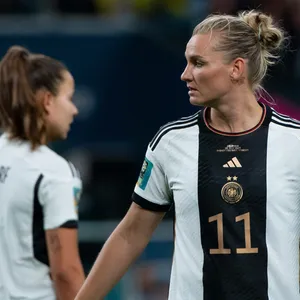 Alexandra Popp im Vordergrund und im Hintergrund Lena Oberdorf während des WM-Spiels gegen Kolumbien