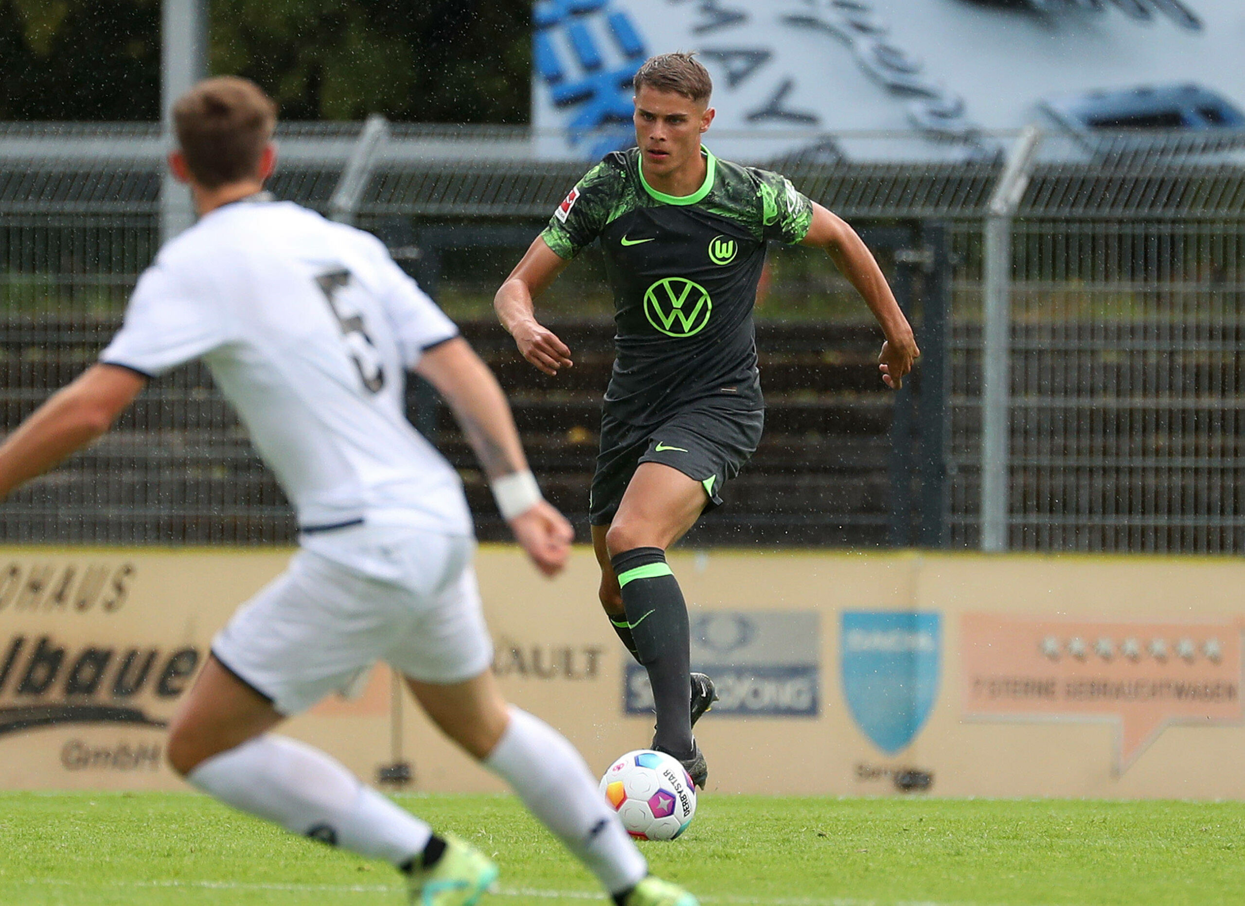 Der Wolfsburger Verteidiger Van de Ven dribbelt beim Testspiel gegen Spezial Calcio