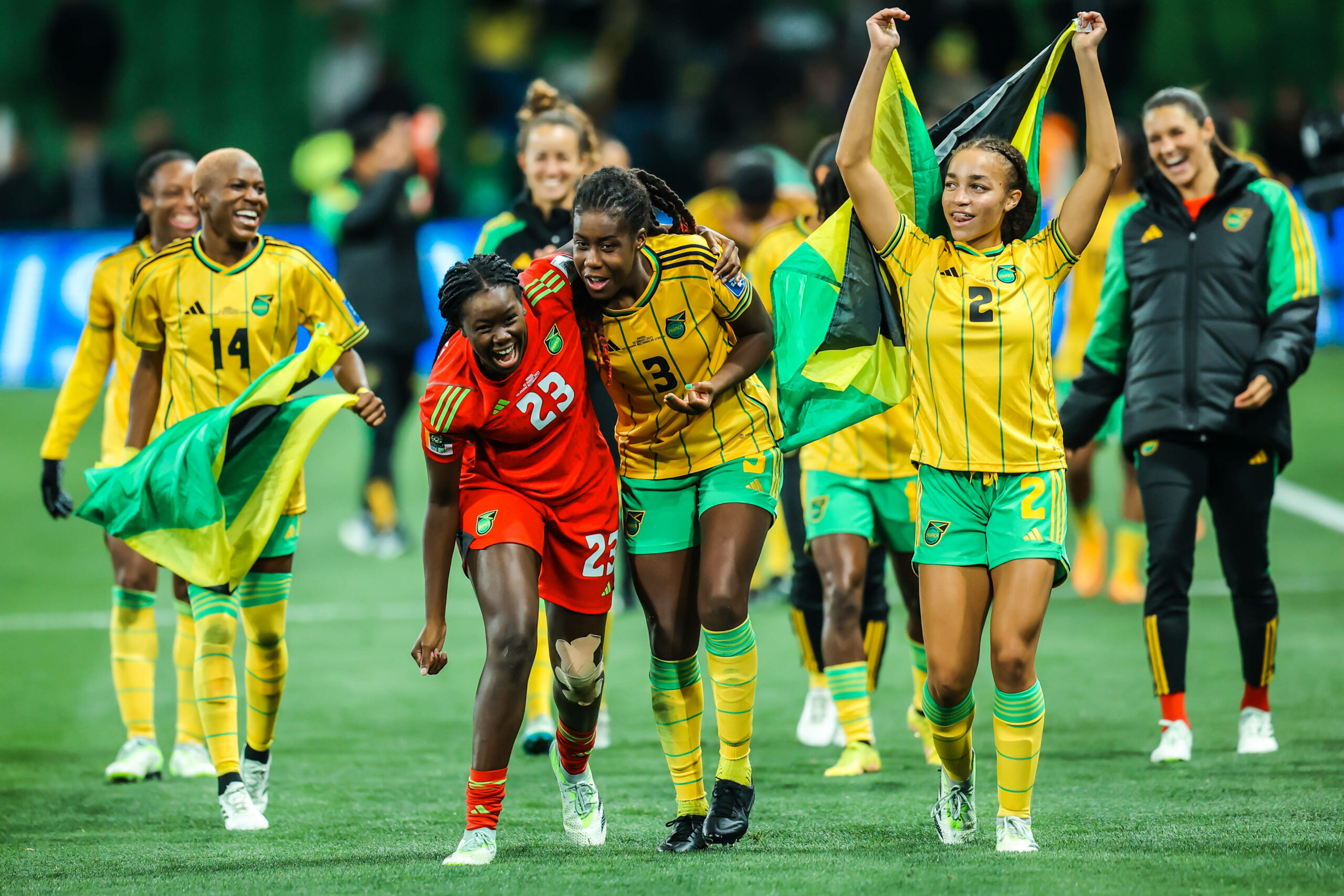 Jamaikas Fußballerinnen feiern den Einzug ins Achtelfinale