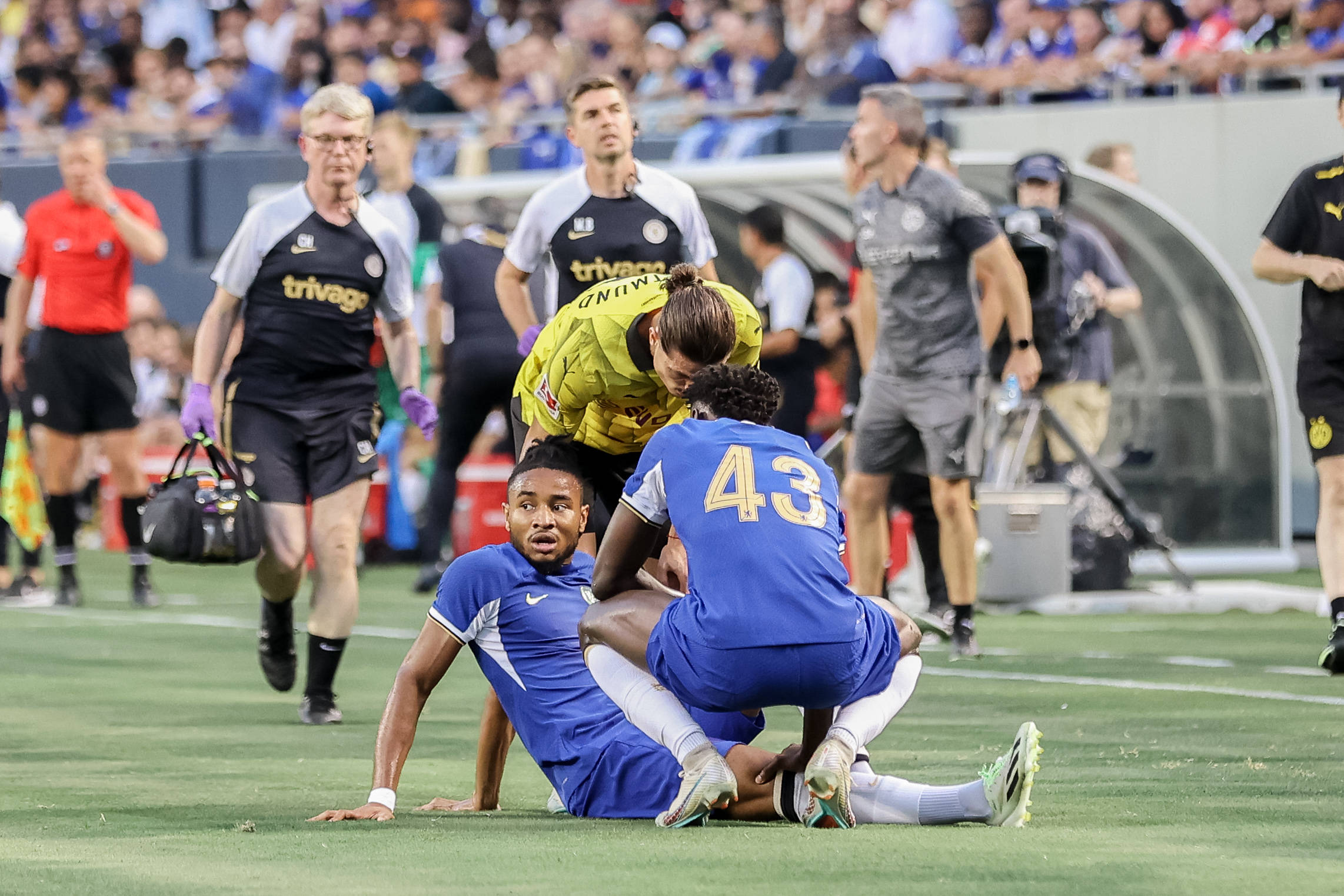 Beim Freundschaftsspiel zwischen Borussia Dortmund und dem FC Chelsea verletzte sich Nkunku (am Boden liegend) am Knie.