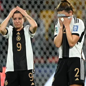 Svenja Huth und Chantal Hagel kommen nach dem WM-Aus die Tränen.