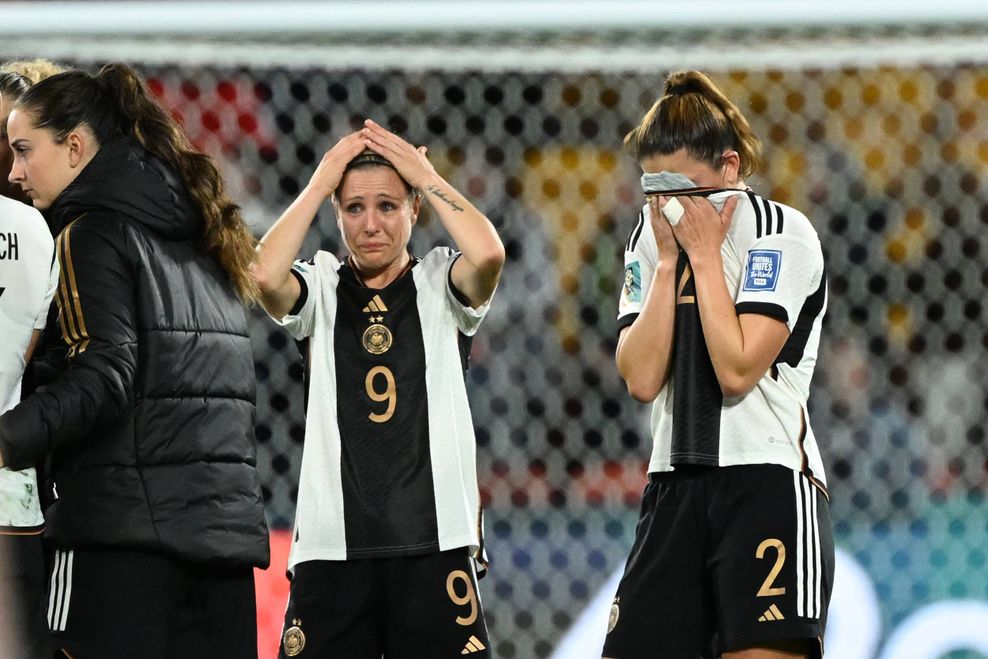 Svenja Huth und Chantal Hagel kommen nach dem WM-Aus die Tränen.