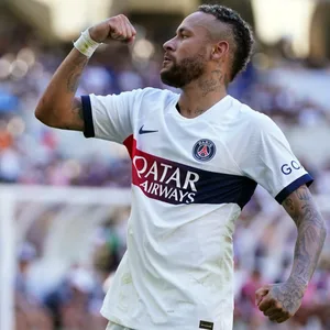Neymar bejubelt sein Tor in einem PSG-Testspiel