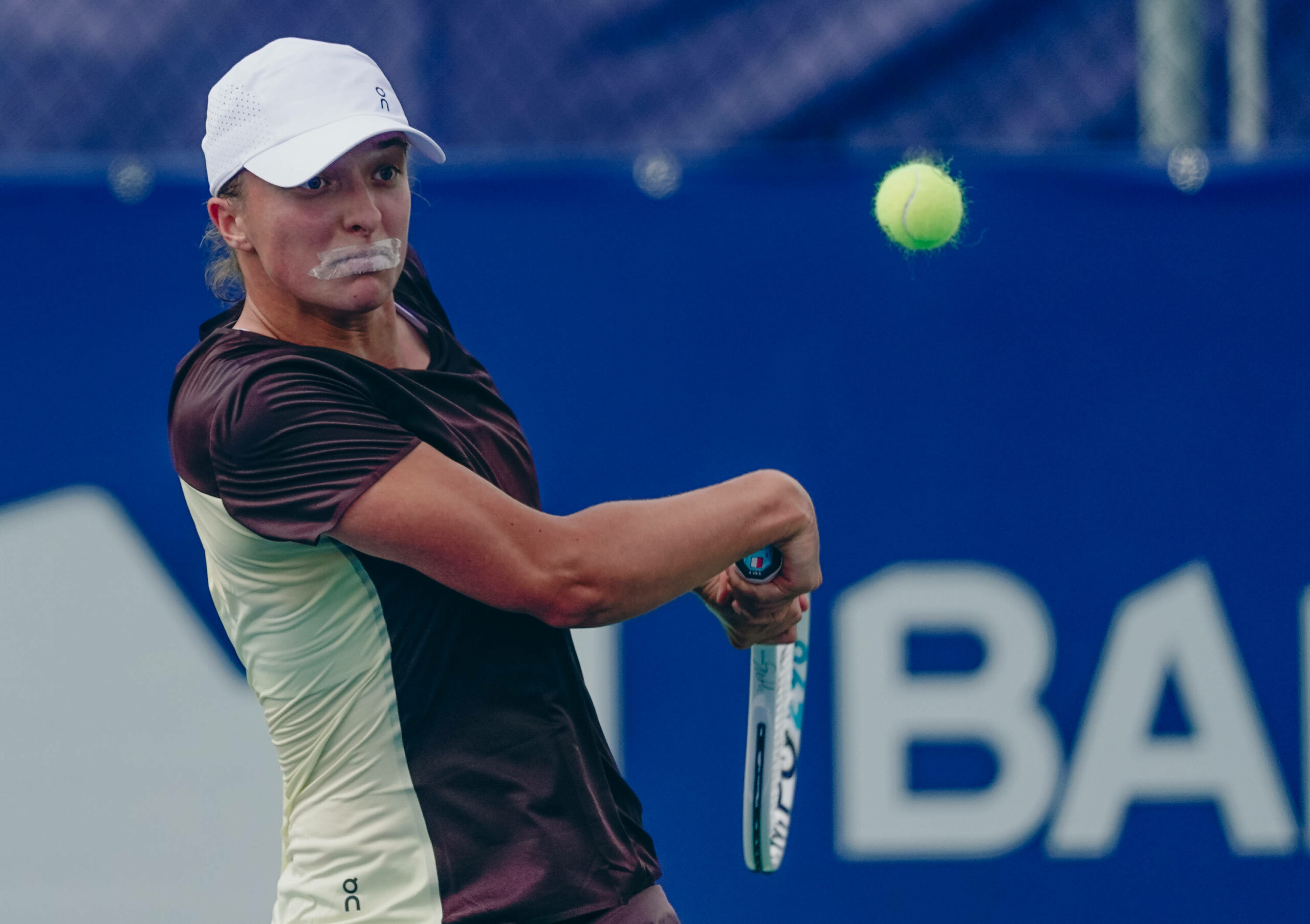 Tennis-Star Iga Świątek trainiert mit zugeklebtem Mund und sorgte so für Rätselraten unter ihren Fans