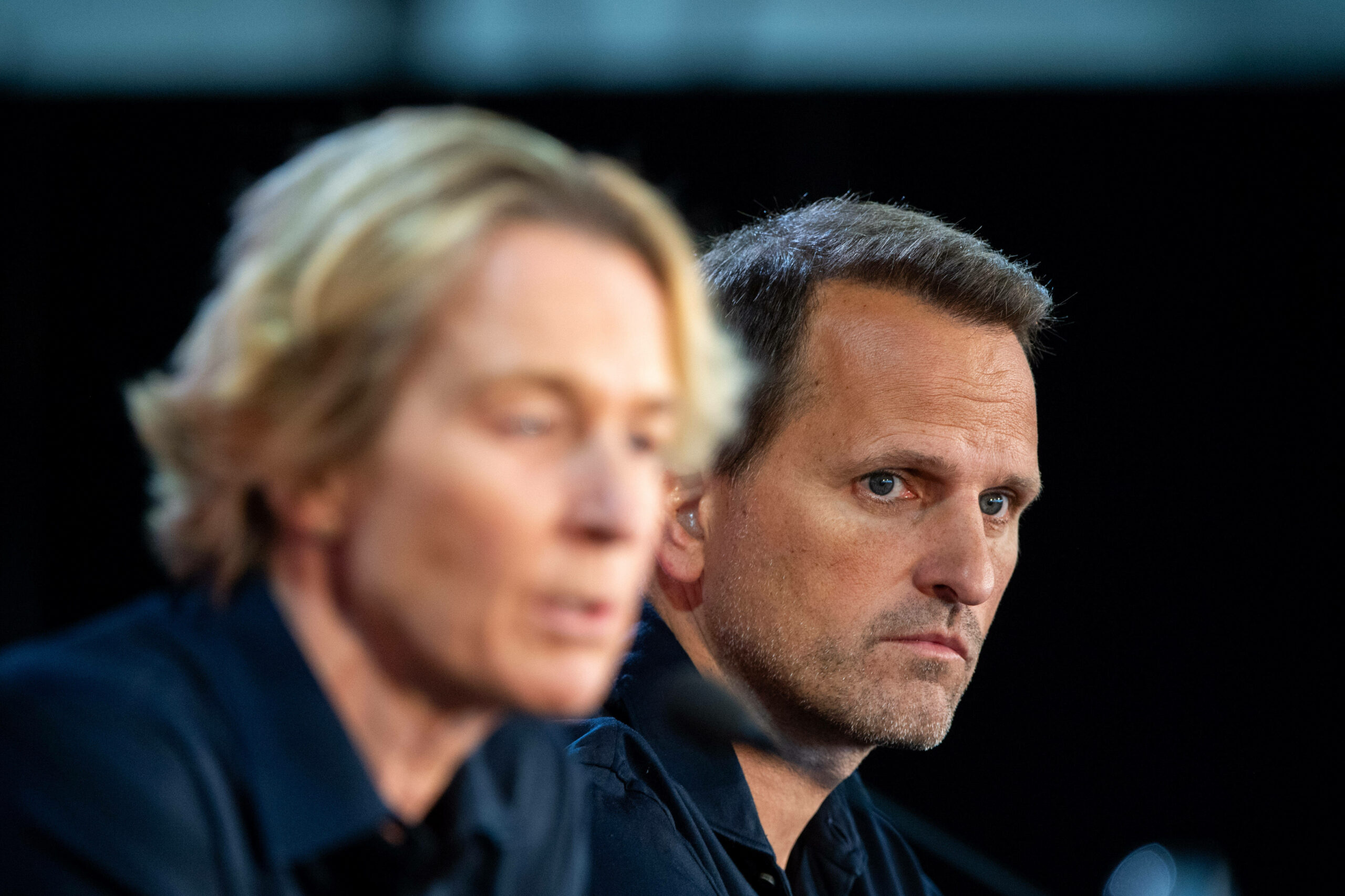 Der Sportliche Leiter der deutschen Nationalmannschaften Joti Chatzialexiou und die Nationaltrainerin Martina Voss-Tecklenburg stellen sich auf einer Pressekonferenz Fragen zum deutschen Ausscheiden bei der WM