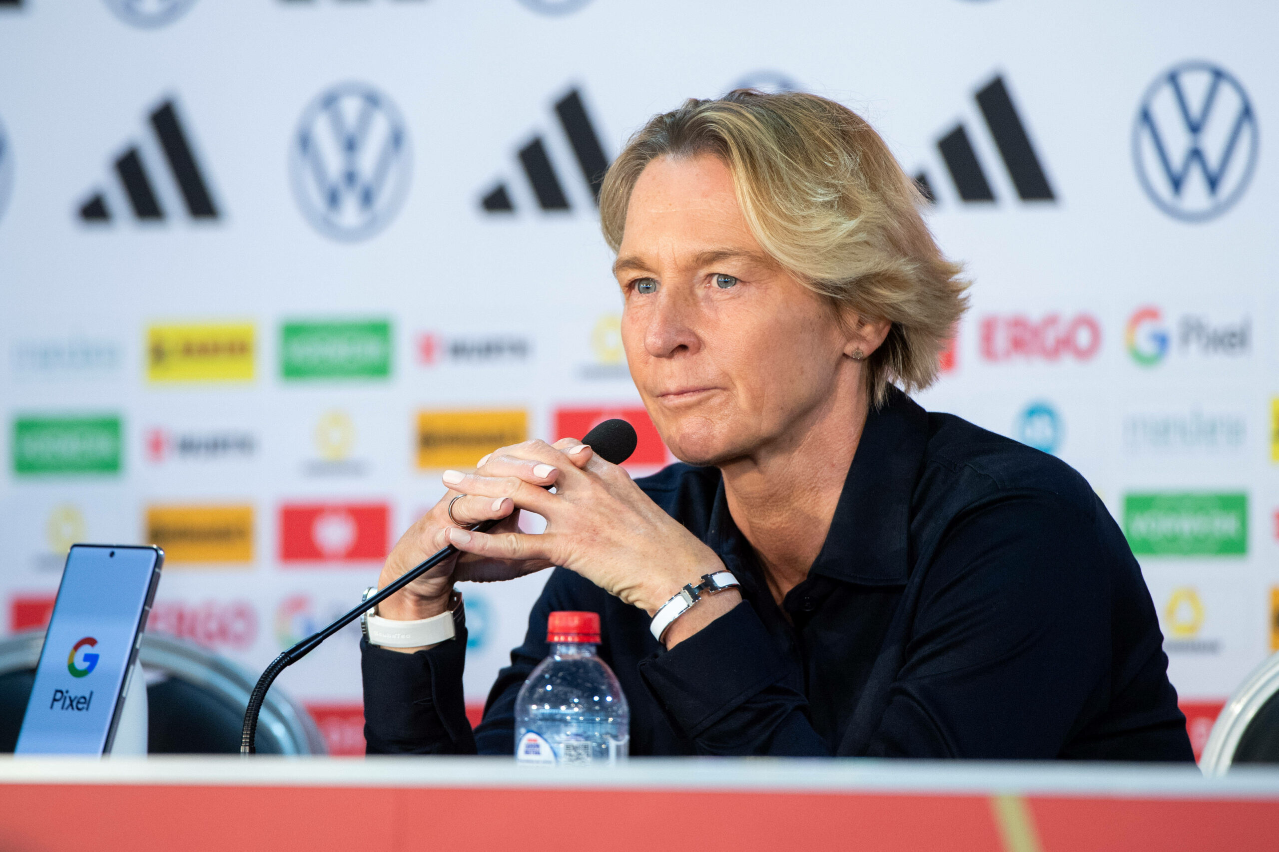 Bundestrainerin Voss-Tecklenburg bei einer Pressekonferenz nach dem Ausscheiden der DFB-Frauen bei der WM in Australien und Neuseeland
