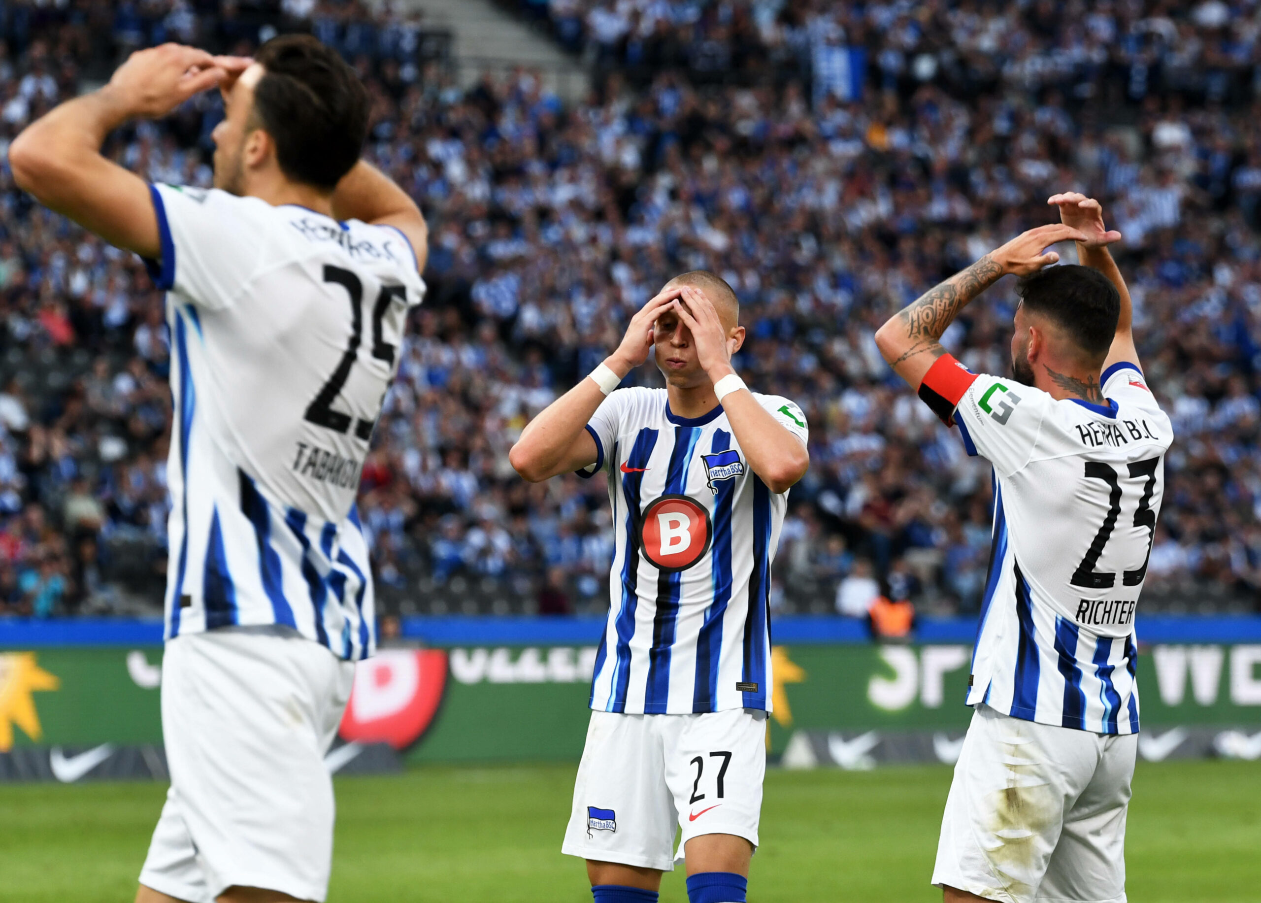 Die Hertha-Spieler Haris Tabakovic, Palko Dardai und Marco Richter (von rechts) sind gefrustet über ihre Heim-Niederlage gegen Wehen Wiesbaden