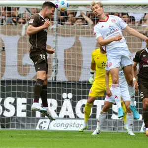 Andreas Albers beim Kopfball im Spiel gegen Düsseldorf
