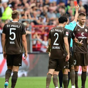 Karol Mets erhält von Schiedsrichter Daniel Schlager die Rote Karte
