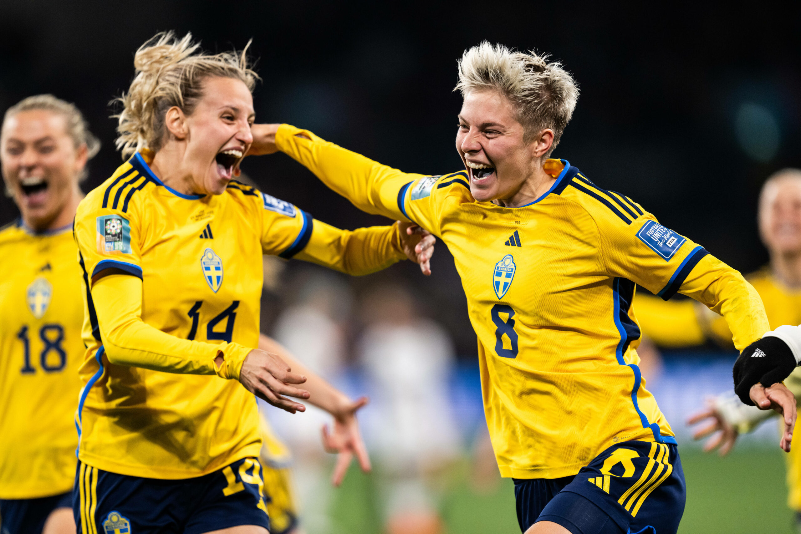 Die Schwedinnen Nathalie Björn (l.) und Lina Hurtig (r.) jubeln nach dem Viertelfinaleinzug