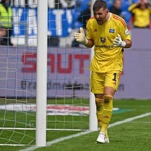 Daniel Heuer Fernandes im Tor gegen den Karlsruher SC