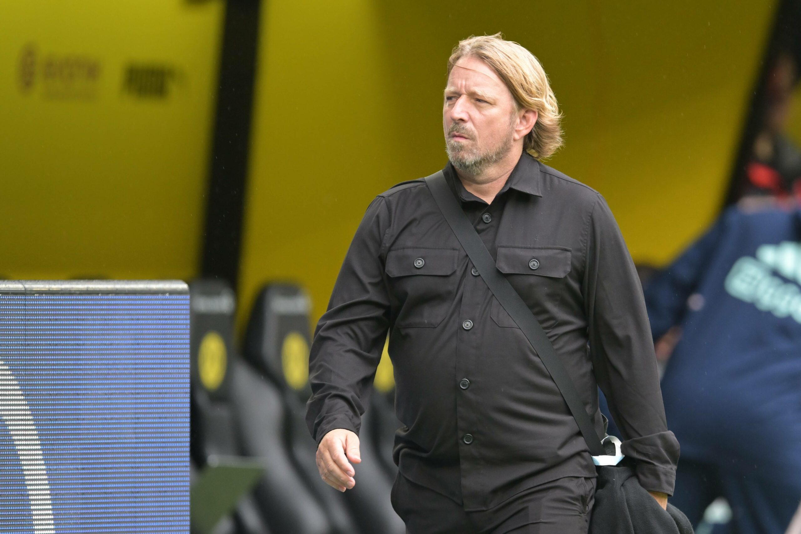 Sven Mislintat beim Testspiel von Ajax Amsterdam in Dortmund