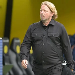 Sven Mislintat beim Testspiel von Ajax Amsterdam in Dortmund