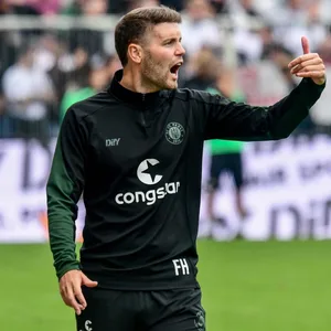 St. Paulis Trainer Fabian Hürzeler gestikuliert