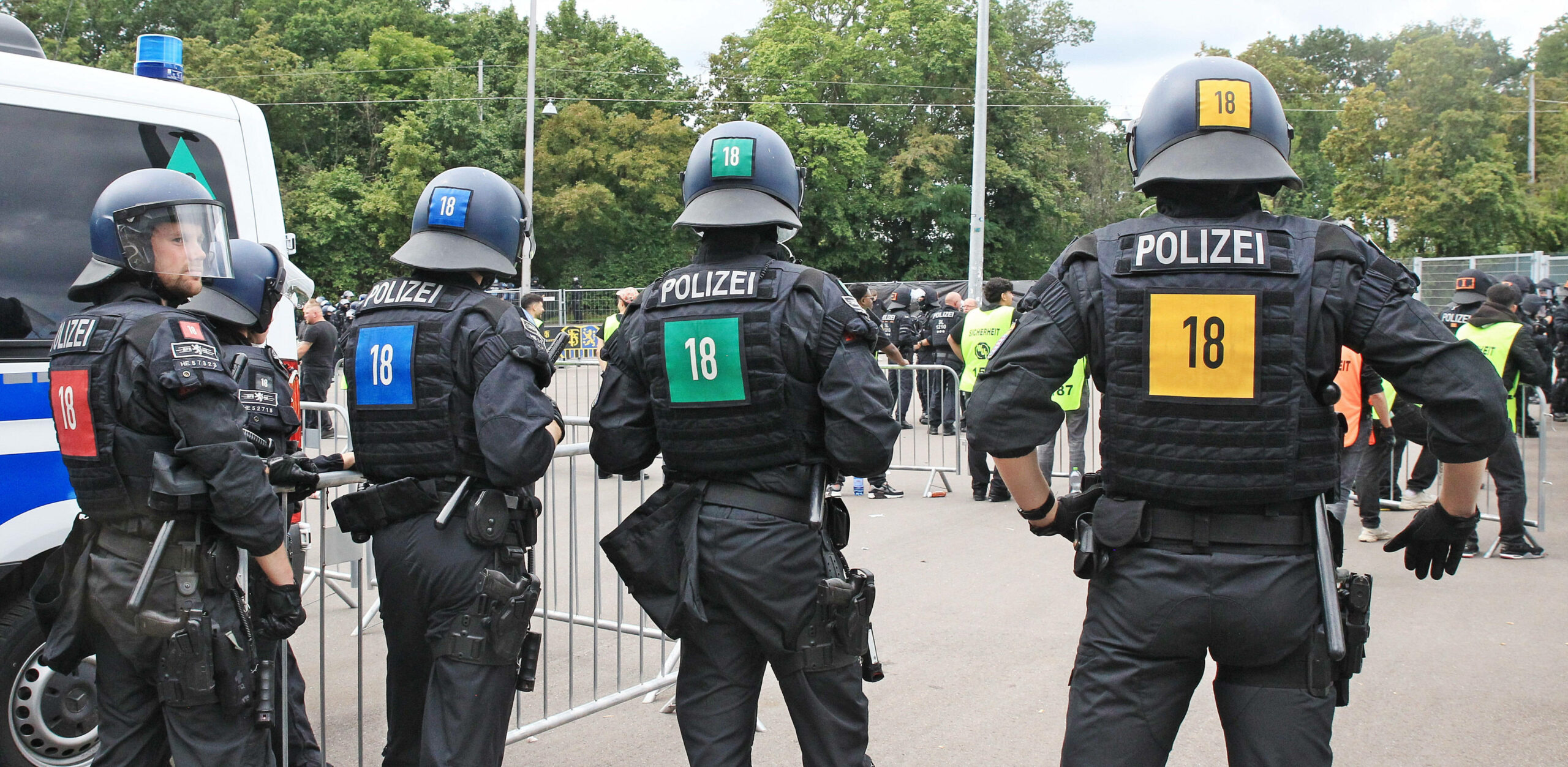 Vier Polizisten bei einem Bundesliga-Spiel