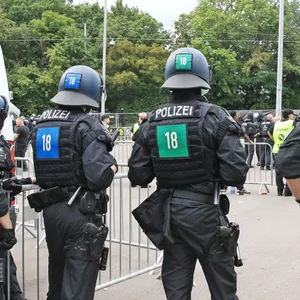 Vier Polizisten bei einem Bundesliga-Spiel