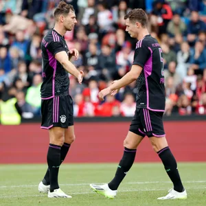 Benjamin Pavard an der Seite von Leon Goretzka