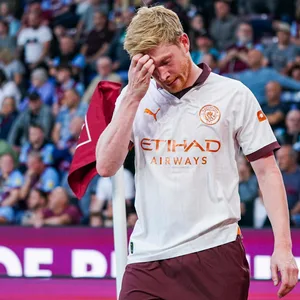 Manchester-City-Spieler De Bruyne kratzt sich am Kopf
