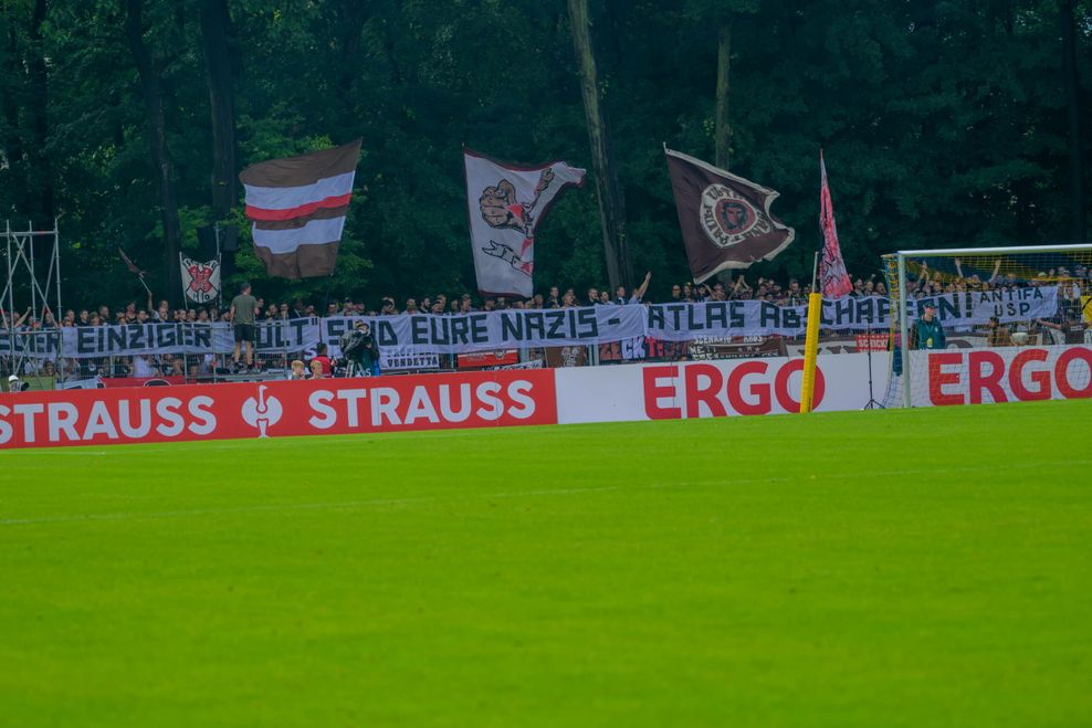 Ein St. Pauli-Fan-Banner gegen die rechte Szene von Atlas Delmenhorst