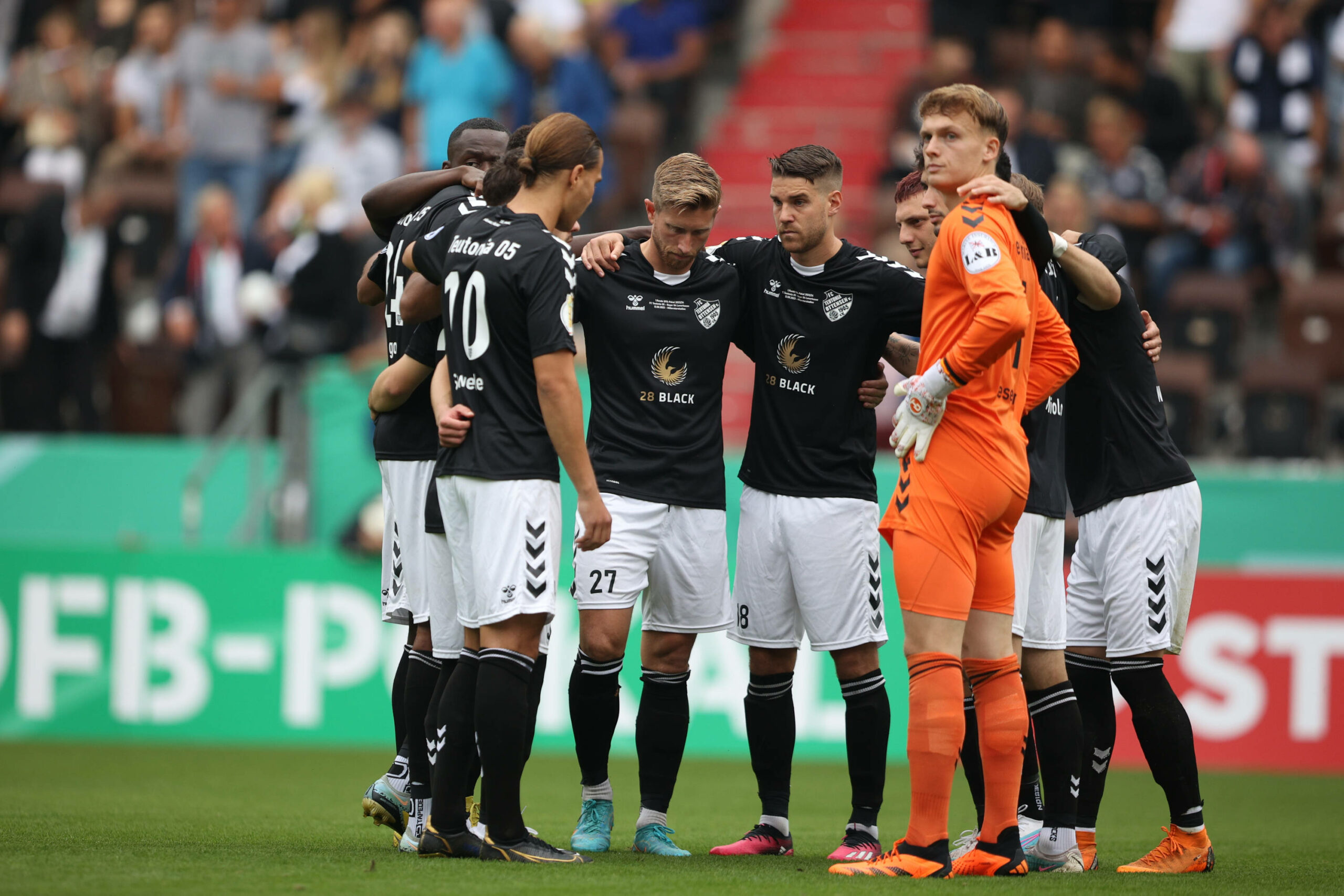 Teutonia Ottensen im Mannschaftskreis während des DFB-Pokalspiels gegen Bayer Leverkusen
