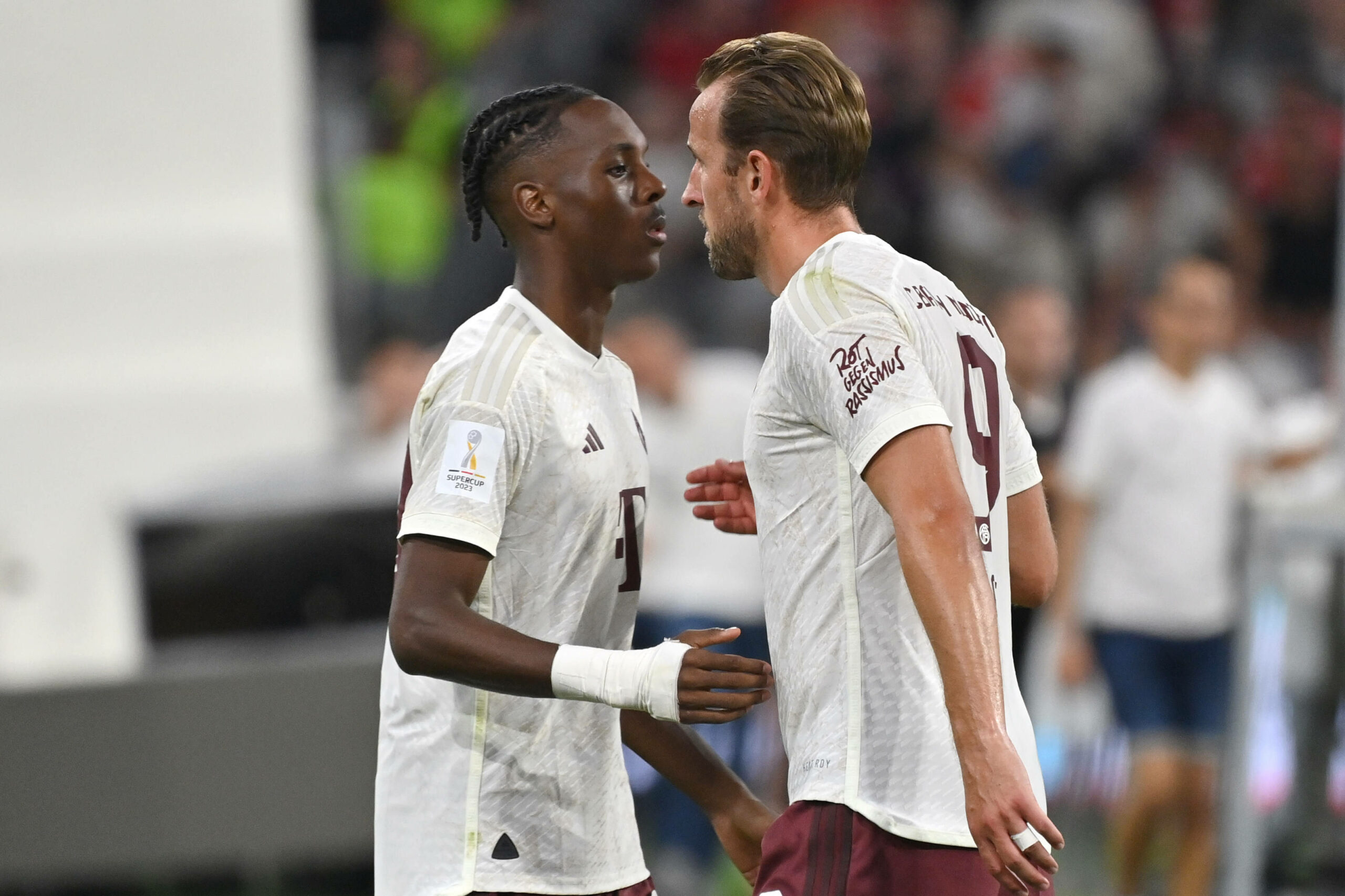Mathys Tel und Harry Kane klatschen sich nach dem verlorenen Supercup-Finale ab