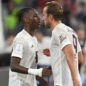 Mathys Tel und Harry Kane klatschen sich nach dem verlorenen Supercup-Finale ab