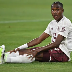 Mathys Tel Spieler von Bayern München am Boden