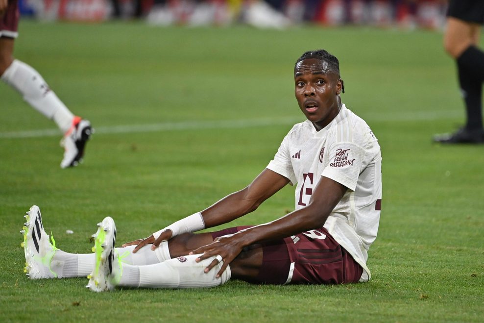 Mathys Tel Spieler von Bayern München am Boden