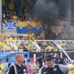 Fans von Lok Leipzig zünden Pyro