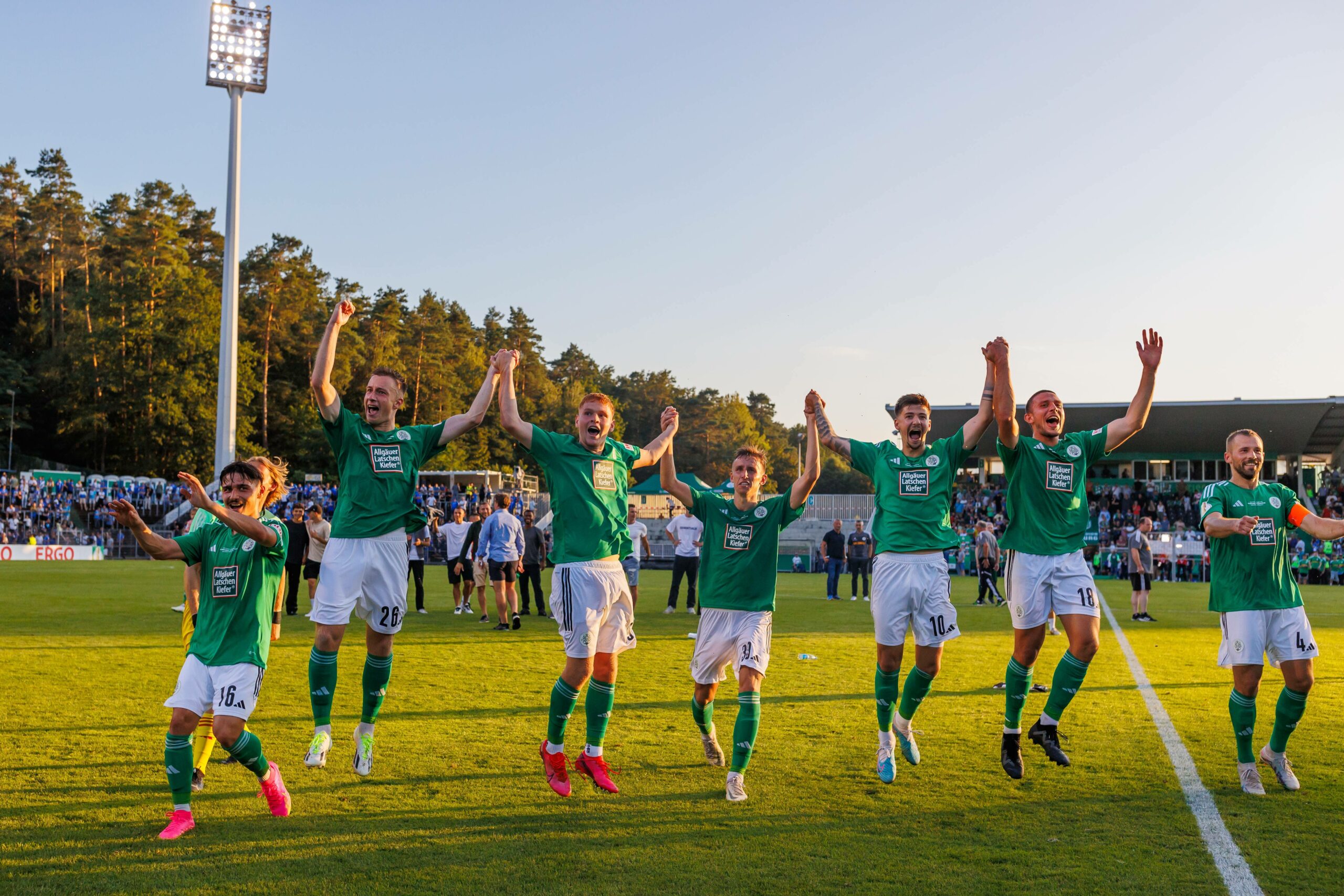 Spieler des FC Homburg feiern mit ihren Fans