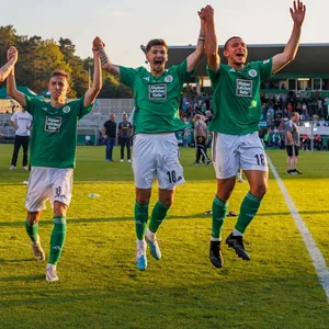 Spieler des FC Homburg feiern mit ihren Fans