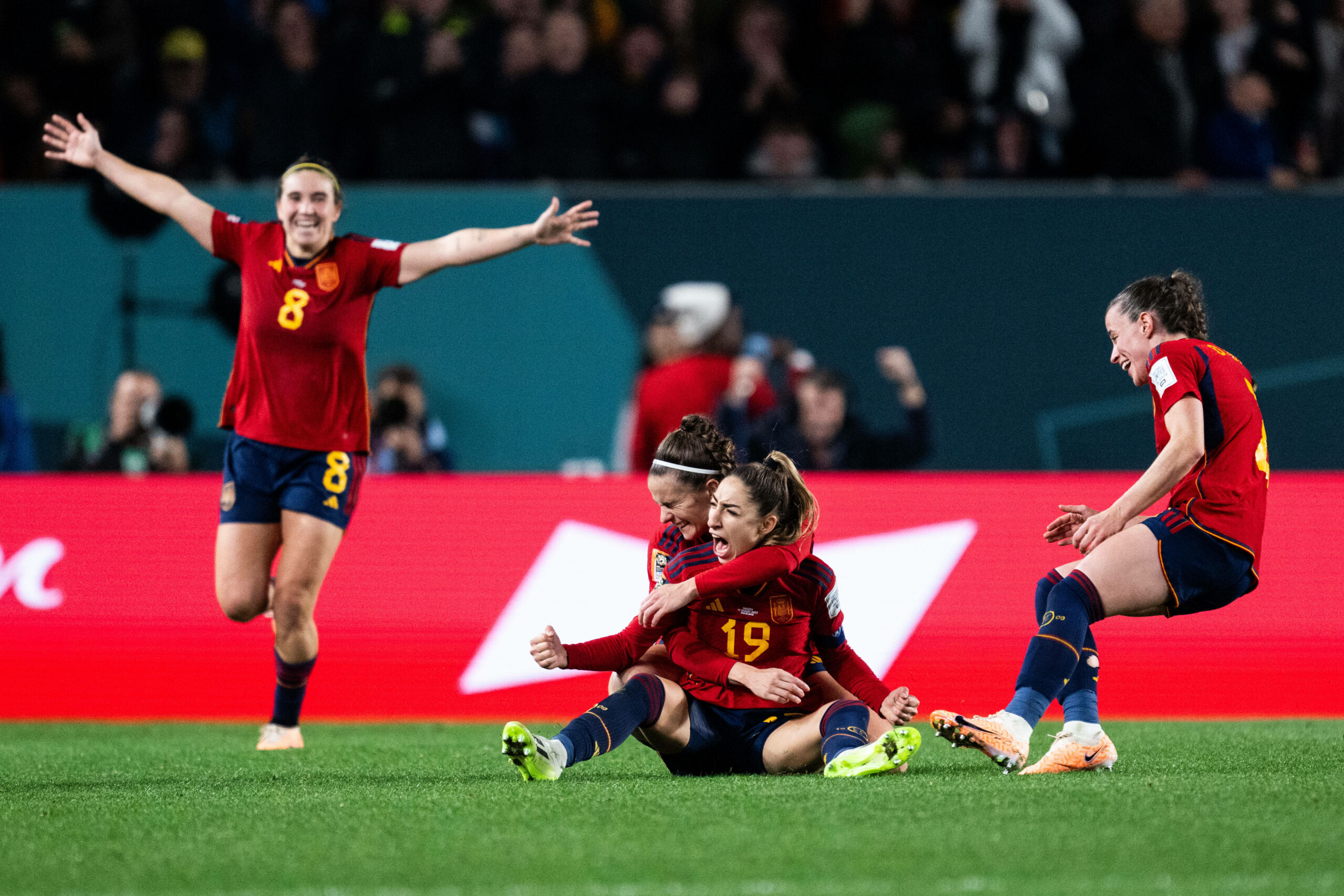 Olga Carmona feiert ihren Treffer mit Teamkolleginnen zum 2:1 gegen Schweden