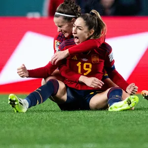 Olga Carmona feiert ihren Treffer mit Teamkolleginnen zum 2:1 gegen Schweden